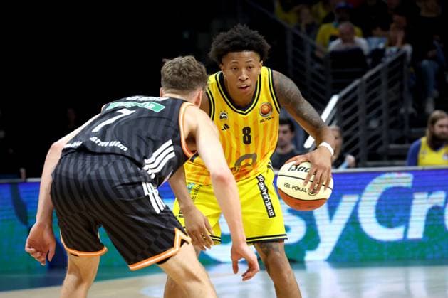 DEU, BBL-POkal, ALBA vs. Rathiofarm Ulm, 19.10.2025, Max-Schmeling-Halle, Berlin, DEU, BBL-POkal, ALBA vs. Rathiofarm Ulm, im Bild Rejean Boogie Ellis (ALBA Berlin 8), Tobias Jensen (ratiopharm Ulm 7)