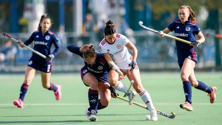 v.li.: Stine Kurz (MHC, 27), Delfina Granatto (Bremen, BHC, 9), Zweikampf, Spielszene, Duell, duel, tackle, tackling, Dynamik, Action, Aktion, 19.10.2025, Mannheim (Deutschland), Hockey, 1. Bundesliga, Damen, Mannheimer HC - Bremer HC *** v li Stine Kurz MHC, 27 , Delfina Granatto Bremen, BHC, 9 , duel, duel, tackle, tackling, dynamics, action, action, 19 10 2025, Mannheim Germany , Hockey, 1 Bundesliga, Women, Mannheimer HC Bremer HC xozx