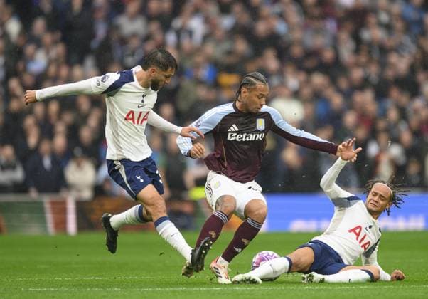 London, England, October 19, 2025: Aston Villa s Boubacar Kamara (centre) battles with Tottenham Hotspur s Rodrigo Bentancur (left) and Xavi Simons (right) during the Premier League match between Tottenham Hotspur and Aston Villa at the Tottenham Hotspur Stadium in London, England. (Photo by David Horton Sports Press Photo)  Copyright: xDavidxHorton SportsxPressxPhotox Sportspressphoto_SPR45487