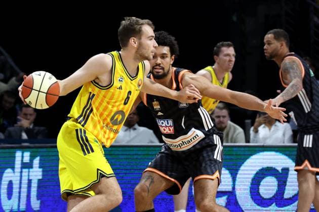 DEU, BBL-POkal, ALBA vs. Rathiofarm Ulm, 19.10.2025, Max-Schmeling-Halle, Berlin, DEU, BBL-POkal, ALBA vs. Rathiofarm Ulm, im Bild MALTE DELOW (ALBA Berlin 6), Len Schormann (ratiopharm Ulm 1) nordphotoxGmbHx xEngler nph00076