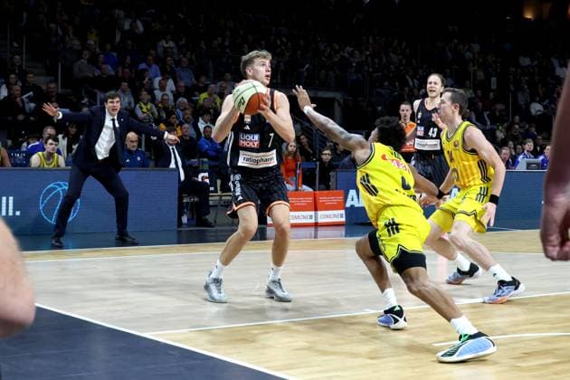 DEU, BBL-POkal, ALBA vs. Rathiofarm Ulm, 19.10.2025, Max-Schmeling-Halle, Berlin, DEU, BBL-POkal, ALBA vs. Rathiofarm Ulm, im Bild Rejean Boogie Ellis (ALBA Berlin 8), Justin Bean (ALBA Berlin 34), Tobias Jensen (ratiopharm Ulm 7)