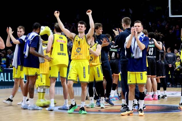 DEU, BBL-POkal, ALBA vs. Rathiofarm Ulm, 19.10.2025, Max-Schmeling-Halle, Berlin, DEU, BBL-POkal, ALBA vs. Rathiofarm Ulm, im Bild ALBA-Spielerkreis, JONAS MATTISSECK (ALBA Berlin 9)