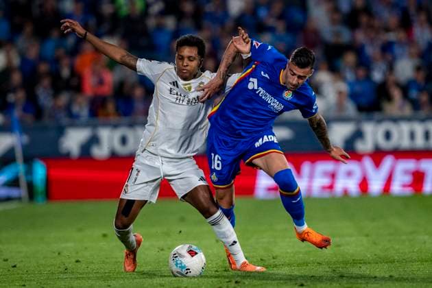 Getafe CF v Real Madrid CF - LaLiga EA Sports Rodrygo Goes of Real Madrid (L) fights for the ball against Diego Rico of Getafe CF (R) during the LaLiga EA Sports football match between Getafe CF and Real Madrid CF at Coliseum Alfonso Perez on October 19, 2025 in Getafe, Spain. Getafe Coliseum Alfonso Perez Madrid Spain Copyright: xAlbertoxGardinx AGardin_20251019_Foot_Liga_Geta_ReaMad_0552