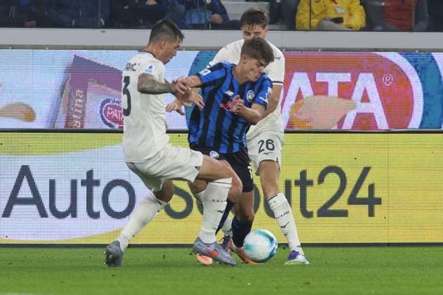 Charles De Ketelaere of Atalanta BC. battle for the ball with Alessio Romagnoli of SS Lazio and Toma BaÅ¡ic of SS Lazio during Atalanta BC vs SS Lazio, 7Â° Serie A Enilive 2025-26 game at New Balance arena in Bergamo (BG), Italy, on October 19, 2025.  Copyright: xDavidexCasentini IPAxSportx xipa-agency.netx xx IPA_66835395 IPA_Agency_IPA66835395