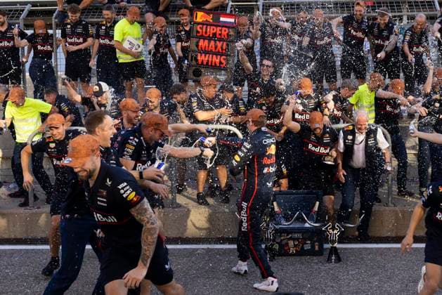 Formula 1 MSC Cruises United States Grand Prix 2025 Joseph Pinchin OVERTAKE MAXPPP - Austin 19 10 2025 TEAM CELEBRATION Oracle Red Bull Racing 01 VERSTAPPEN Max (nld), Oracle Red Bull Racing, portrait at the Formula 1 MSC Cruises United States Grand Prix 2025, the 19th round of the 2025 FIA Formula 1 World Championship, WM, Weltmeisterschaft at the Circuit of The Americas in Austin, Texas, United States, from October 16 to 19, 2025 Austin Circuit of The Americas United States  Copyright: xOVERTAKE MAXPPPxJosephxPinchinx OVT202510209130 OVT202510209130