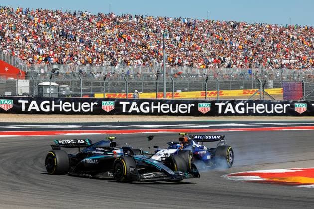 19.10.2025, Circuit of The Americas, Austin, FORMULA 1 MSC CRUISES UNITED STATES GRAND PRIX 2025 , im Bild Unfall zwischen Carlos Sainz Jr. (ESP), Atlassian Williams Racing und Andrea Kimi Antonelli (ITA), Mercedes-AMG Petronas Formula One Team (Photo by Hasan Bratic DeFodi Images) 19 10 2025, Circuit of The Americas, Austin, FORMULA 1 MSC CRUISES UNITED STATES GRAND PRIX 2025 , in the picture accident between Carlos Sainz Jr ESP , Atlassian Williams Racing and Andrea Kimi Antonelli ITA , Mercedes AMG Petronas Formula One Team Photo by Hasan Bratic DeFodi Images