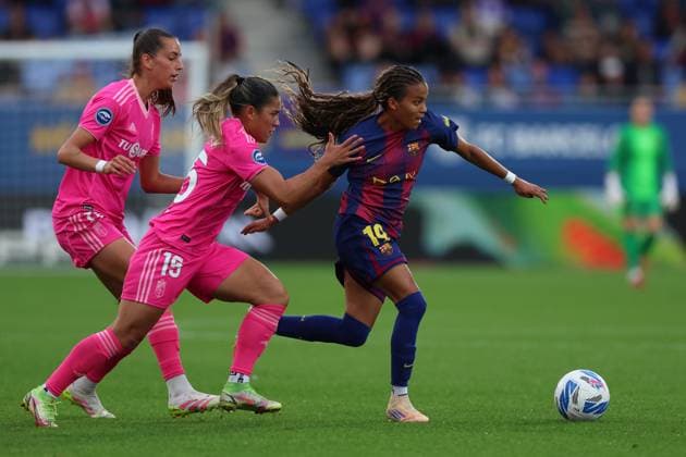 ESP: FC Barcelona, Barca - Granada CF. La Liga F. Date 8 Vicky Lopez of FC Barcelona and Manoly Baquerizo of Granada CF during the La Liga F match between FC Barcelona and Granada CF played at Johan Cruyff Stadium on October 19 2025 in Barcelona, Spain. Copyright: xMiguelxMarruffox xPRESSINx MM_251018_BARW_GRA_2526_1228