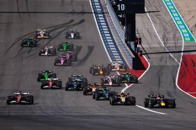 F1 - UNITED STATES GRAND PRIX 2025 Start of the race 01 VERSTAPPEN Max (nld), Red Bull Racing RB21, action leads the group during the 2025 Formula 1 United States Grand Prix, 19th round of the 2025 FIA Formula One World Championship, WM, Weltmeisterschaft from October 17 to 19, 2025 on the Circuit of the Americas, in Austin, Texas, United States of America - AustinUnited States  Copyright: xEricxAlonsox