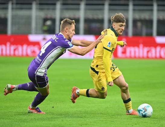 (251020) -- MILAN, Oct. 20, 2025 -- AC Milan s Alexis Saelemaekers (R) vies with Fiorentina s Hans Nicolussi Caviglia during a Serie A football match between AC Milan and Fiorentina in Milan, Italy, Oct. 19, 2025. (Photo by Xinhua) (SP)ITALY-MILAN-FOOTBALL-SERIE A-AC MILAN VS FIORENTINA AlbertoxLingria 
