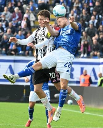 (251020) -- COMO, Oct. 20, 2025 -- Como s Ivan Smolcic (R) vies with Juventus Kenan Yildiz during a Serie A football match between Como and Juventus in Como, Italy, Oct. 19, 2025. (Photo by Xinhua) (SP)ITALY-COMO-FOOTBALL-SERIE A-COMO VS JUVENTUS AlbertoxLingria 