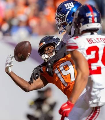 October 19, 2025, Denver, Colorado, USA: Broncos wide receiver MARVIN MIMS JR. readies to make a catch in traffic during the second half at Empower Field at Mile High Sunday afternoon. The Broncos beat the Giants 33-32. Denver USA - ZUMAav4_ 20251019_zaf_av4_006 Copyright: xHectorxAcevedox