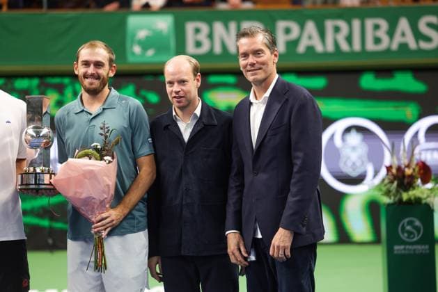 STOCKHOLM, SVERIGE 20251019 USAs Robert Galloway (till vänster) vinner finalen i dubbel tillsammans med Österrikes Alexander Erler (ur bild). Till höger om Robert star Rasmus Hult, vd för BNP Paribas Nordic Open och Thomas Enqvist, turneringsledare, under tennisturneringen BNP Paribas Nordic Open i Kungliga tennishallen. STOCKHOLM SVERIGE x62260x