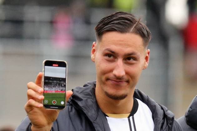 19.10.2025, xmohx, Fussball 2.Bundesliga, SV Elversberg - SpVgg Greuther Fuerth v.l. Jubel, Freude über den Sieg Younes Ebnoutalib (SV Elversberg) mit dem Handy Smartphone (DFL DFB REGULATIONS PROHIBIT ANY USE OF PHOTOGRAPHS as IMAGE SEQUENCES and or QUASI-VIDEO) Elversberg