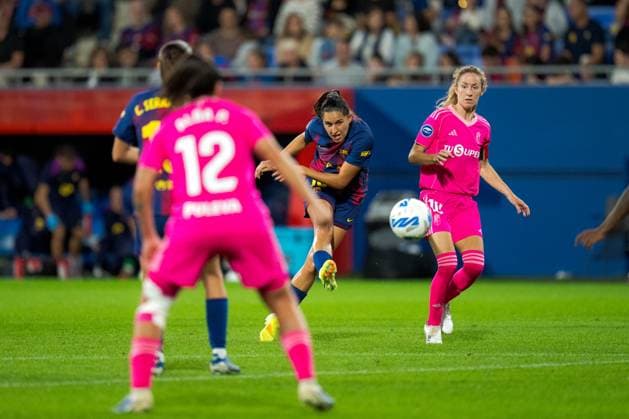 (251020) -- BARCELONA, Oct. 20, 2025 -- Kika Nazareth (2nd R) of FC Barcelona, Barca shoots during the Liga F match between FC Barcelona and Granada CF, in Johan Cruyff Stadium, Barcelona, Spain, on Oct. 19, 2025. (Photo by Xinhua) (SP)SPAIN-BARCELONA-FOOTBALL-LIGA F-FC BARCELONA VS GRANADA CF Joanxgosa 