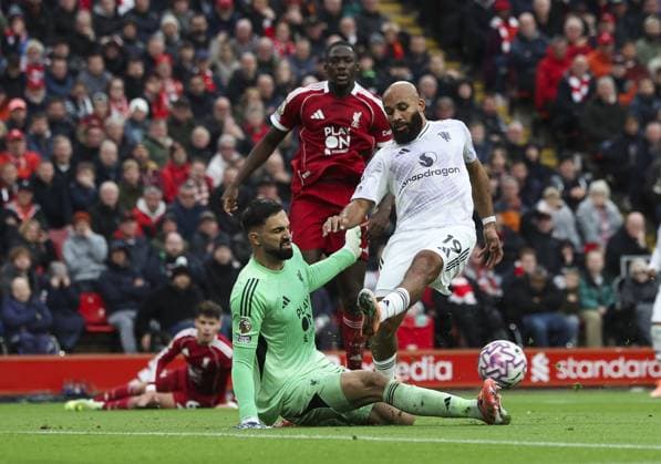 Liverpool v Manchester Unuted, FA Premier League Liverpool v Manchester United, ManU FA Premier League. Bryan Mbeumo of Manchester United has shot saved by Giorgi Mamardashvili of Liverpool. 19.10.2025  Copyright: xBradleyxOrmesherx NINTCHDBPICT001032369161