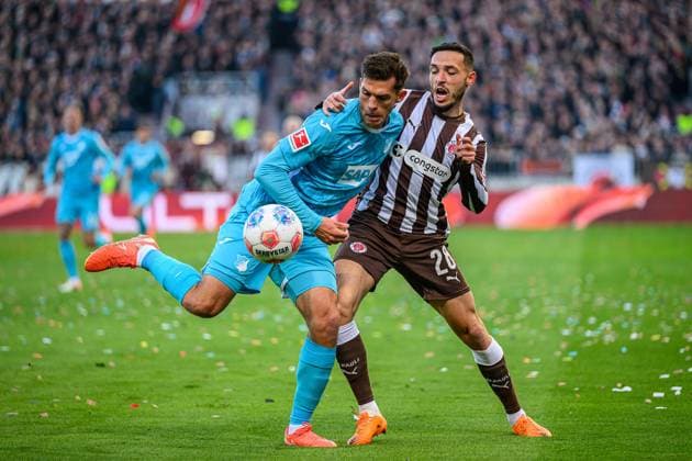 Fußball I Herren I Saison 2025-2026 I Bundesliga I 7. Spieltag I FC St. Pauli - TSG 1899 Hoffenheim I 19.10.2025 Robin Hranac (2, TSG 1899 Hoffenheim), Mathias Pereira Lage (28, FC St. Pauli) Hamburg Millerntor-Stadion Hamburg Deutschland Copyright: xLobecax xHenningxRohlfsx