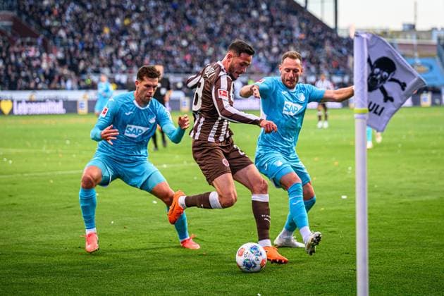 Fußball I Herren I Saison 2025-2026 I Bundesliga I 7. Spieltag I FC St. Pauli - TSG 1899 Hoffenheim I 19.10.2025 Robin Hranac (2, TSG 1899 Hoffenheim), Mathias Pereira Lage (28, FC St. Pauli) , Vladimir Coufal (34, TSG 1899 Hoffenheim) Hamburg Millerntor-Stadion Hamburg Deutschland Copyright: xLobecax xHenningxRohlfsx