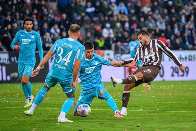 Fußball I Herren I Saison 2025-2026 I Bundesliga I 7. Spieltag I FC St. Pauli - TSG 1899 Hoffenheim I 19.10.2025 Leon Avdullahu (7, TSG 1899 Hoffenheim), Vladimir Coufal (34, TSG 1899 Hoffenheim), Albian Hajdari (21, TSG 1899 Hoffenheim), Danel Sinani (10, FC St. Pauli) Hamburg Millerntor-Stadion Hamburg Deutschland Copyright: xLobecax xHenningxRohlfsx