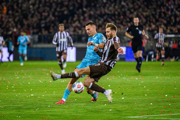 Fußball I Herren I Saison 2025-2026 I Bundesliga I 7. Spieltag I FC St. Pauli - TSG 1899 Hoffenheim I 19.10.2025 Grischa Prömel (6, TSG 1899 Hoffenheim), Lars Ritzka (21, FC St. Pauli) Hamburg Millerntor-Stadion Hamburg Deutschland Copyright: xLobecax xHenningxRohlfsx