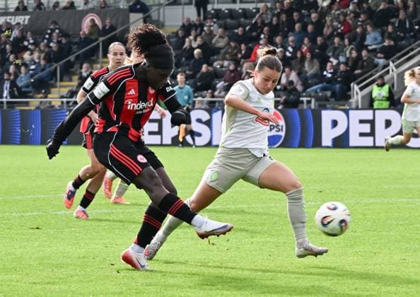 19.10.2025, xsltx, Fussball Google Pixel Frauen-Bundesliga, Eintracht Frankfurt - Werder Bremen v.l. Schussversuch von Nicole Anyomi (Eintracht Frankfurt), re. Chiara D Angelo (Werder Bremen) (DFL DFB REGULATIONS PROHIBIT ANY USE OF PHOTOGRAPHS as IMAGE SEQUENCES and or QUASI-VIDEO)