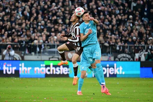 Fussball I Herren I 1. Bundesliga l FC St. Pauli - TSG Hoffenheim I 07. Spieltag I Saison 2025-2026 I St. Pauli I 19.10.2025 I v.l. Pereira Lage Mathias (St.Pauli) , Hajdari Albian (TSG Hoffenheim) , Sportplatz : Millerntor Stadion, St.Pauli Hamburg Deutschland