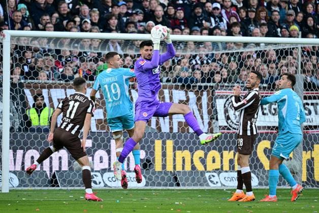 Fussball I Herren I 1. Bundesliga l FC St. Pauli - TSG Hoffenheim I 07. Spieltag I Saison 2025-2026 I St. Pauli I 19.10.2025 I v.l. Pyrka Arkadiusz (St.Pauli) , Lemperle Tim (TSG Hoffenheim) , Vasilj Nikola (St.Pauli) , Sportplatz : Millerntor Stadion, St.Pauli Hamburg Deutschland
