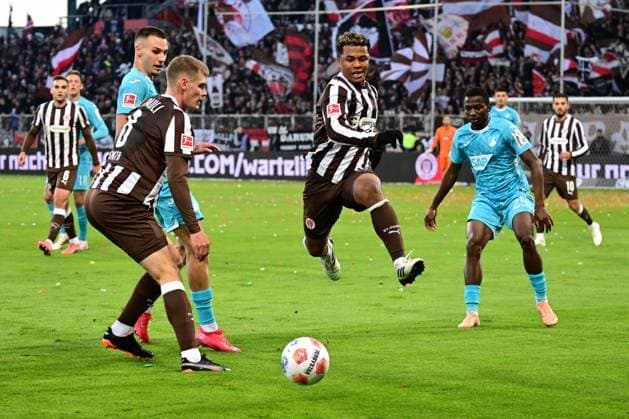 Fussball I Herren I 1. Bundesliga l FC St. Pauli - TSG Hoffenheim I 07. Spieltag I Saison 2025-2026 I St. Pauli I 19.10.2025 I v.l. Smith Eric (St.Pauli) , Lemperle Tim (TSG Hoffenheim) , Fujita Joel Chima (St.Pauli) , Sportplatz : Millerntor Stadion, St.Pauli Hamburg Deutschland