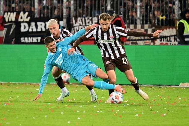 Fussball I Herren I 1. Bundesliga l FC St. Pauli - TSG Hoffenheim I 07. Spieltag I Saison 2025-2026 I St. Pauli I 19.10.2025 I v.l. Kramaric Andrej (TSG Hoffenheim) , Oppie Louis (St.Pauli) , Ritzka Lars (St.Pauli) , Sportplatz : Millerntor Stadion, St.Pauli Hamburg Deutschland