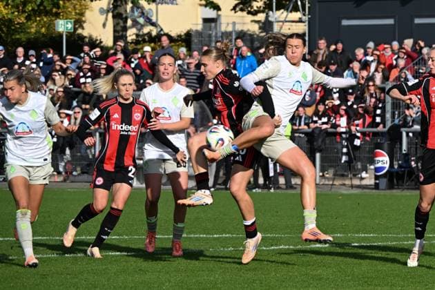19.10.2025, xsltx, Fussball Google Pixel Frauen-Bundesliga, Eintracht Frankfurt - Werder Bremen v.l. Ilayda Acikgöz (Eintracht Frankfurt) und Larissa Mühlhaus (Werder Bremen) im Kampf um den Ball (DFL DFB REGULATIONS PROHIBIT ANY USE OF PHOTOGRAPHS as IMAGE SEQUENCES and or QUASI-VIDEO)