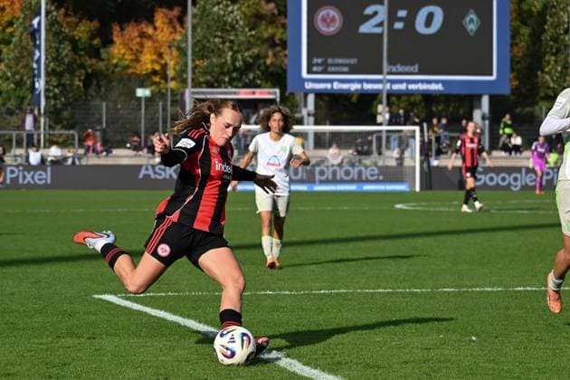 19.10.2025, xsltx, Fussball Google Pixel Frauen-Bundesliga, Eintracht Frankfurt - Werder Bremen v.l. Lisanne Gräwe (Eintracht Frankfurt), im Hintergrund die Anzeigetafel mit dem Endergebnis von 2:0 für Eintracht Frankfurt gegen Werder Bremen (DFL DFB REGULATIONS PROHIBIT ANY USE OF PHOTOGRAPHS as IMAGE SEQUENCES and or QUASI-VIDEO)