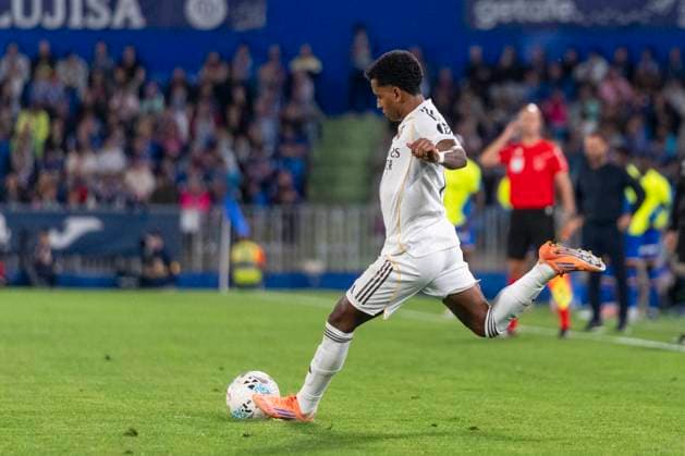October 20, 2025, Madrid, Madrid, Spain: RODRYGO GOES of Real Madrid CF pases the ball during the match belonging to the 25 26 season of La Liga EA soccer â€oe GETAFE CF vs. REAL MADRID CF †held on October 19, 2025, at the Coliseum Stadiumo, Madrid, Spain. Madrid Spain - ZUMAc312 20251020_zsp_c312_168 Copyright: xOscarxManuelxSanchezx