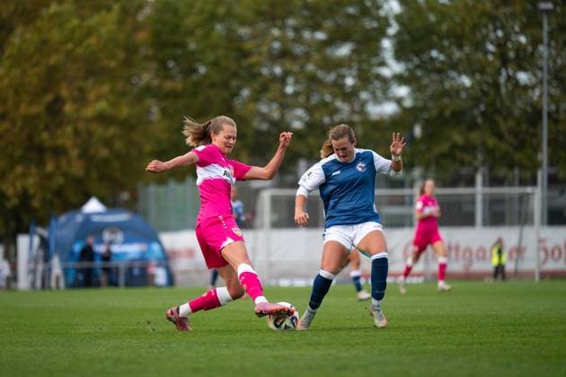 Maximiliane Rall (VfB Stuttgart, 08) im Zweikampf mit Elizabeth Cunningham Moore (Turbine Potsdam, 05), GER, VfB Stuttgart vs 1. FFC Turbine Potsdam, Fussball, Frauen, 2. Bundesliga, 8. Spieltag, Saison 2025 2026, 20.10.2025 GER, VfB Stuttgart vs 1. FFC Turbine Potsdam, Fussball, Frauen, 2. Bundesliga, 8. Spieltag, Saison 2025 2026, 20.10.2025 Bad Cannstatt