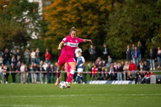 Fabienne Dongus (VfB Stuttgart, 33) am Ball, GER, VfB Stuttgart vs 1. FFC Turbine Potsdam, Fussball, Frauen, 2. Bundesliga, 8. Spieltag, Saison 2025 2026, 20.10.2025 GER, VfB Stuttgart vs 1. FFC Turbine Potsdam, Fussball, Frauen, 2. Bundesliga, 8. Spieltag, Saison 2025 2026, 20.10.2025 Bad Cannstatt