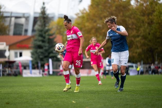 Nicole Billa (VfB Stuttgart, 26) im Zweikampf mit Bianca Schmidt (Turbine Potsdam, 20), GER, VfB Stuttgart vs 1. FFC Turbine Potsdam, Fussball, Frauen, 2. Bundesliga, 8. Spieltag, Saison 2025 2026, 20.10.2025 GER, VfB Stuttgart vs 1. FFC Turbine Potsdam, Fussball, Frauen, 2. Bundesliga, 8. Spieltag, Saison 2025 2026, 20.10.2025 Bad Cannstatt