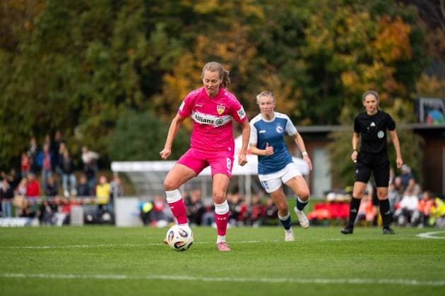 Maximiliane Rall (VfB Stuttgart, 08) am Ball, GER, VfB Stuttgart vs 1. FFC Turbine Potsdam, Fussball, Frauen, 2. Bundesliga, 8. Spieltag, Saison 2025 2026, 20.10.2025 GER, VfB Stuttgart vs 1. FFC Turbine Potsdam, Fussball, Frauen, 2. Bundesliga, 8. Spieltag, Saison 2025 2026, 20.10.2025 Bad Cannstatt