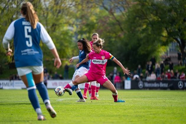 Jana Beuschlein (VfB Stuttgart, 20) im Zweikampf mit Schiandra Yael Gonzalez Jurado (Turbine Potsdam, 04), GER, VfB Stuttgart vs 1. FFC Turbine Potsdam, Fussball, Frauen, 2. Bundesliga, 8. Spieltag, Saison 2025 2026, 20.10.2025 GER, VfB Stuttgart vs 1. FFC Turbine Potsdam, Fussball, Frauen, 2. Bundesliga, 8. Spieltag, Saison 2025 2026, 20.10.2025 Bad Cannstatt