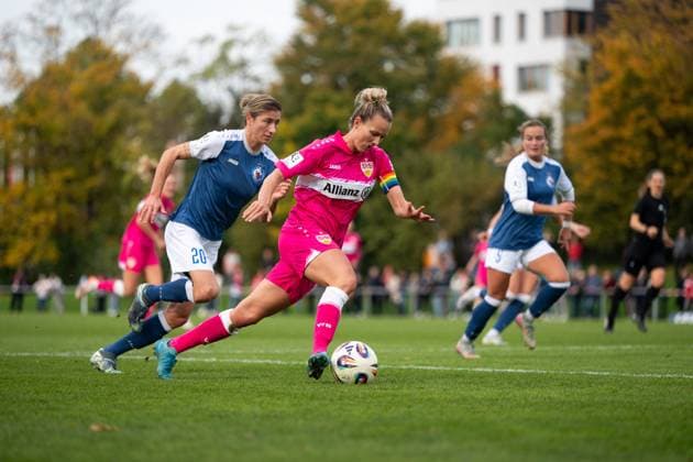 Jana Beuschlein (VfB Stuttgart, 20) am Ball, dahinter Bianca Schmidt (Turbine Potsdam, 20), GER, VfB Stuttgart vs 1. FFC Turbine Potsdam, Fussball, Frauen, 2. Bundesliga, 8. Spieltag, Saison 2025 2026, 20.10.2025 GER, VfB Stuttgart vs 1. FFC Turbine Potsdam, Fussball, Frauen, 2. Bundesliga, 8. Spieltag, Saison 2025 2026, 20.10.2025 Bad Cannstatt