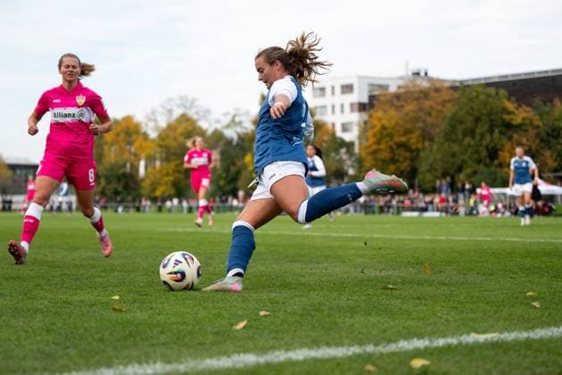 Elizabeth Cunningham Moore (Turbine Potsdam, 05) am Ball, dahinter Maximiliane Rall (VfB Stuttgart, 08), GER, VfB Stuttgart vs 1. FFC Turbine Potsdam, Fussball, Frauen, 2. Bundesliga, 8. Spieltag, Saison 2025 2026, 20.10.2025 GER, VfB Stuttgart vs 1. FFC Turbine Potsdam, Fussball, Frauen, 2. Bundesliga, 8. Spieltag, Saison 2025 2026, 20.10.2025 Bad Cannstatt