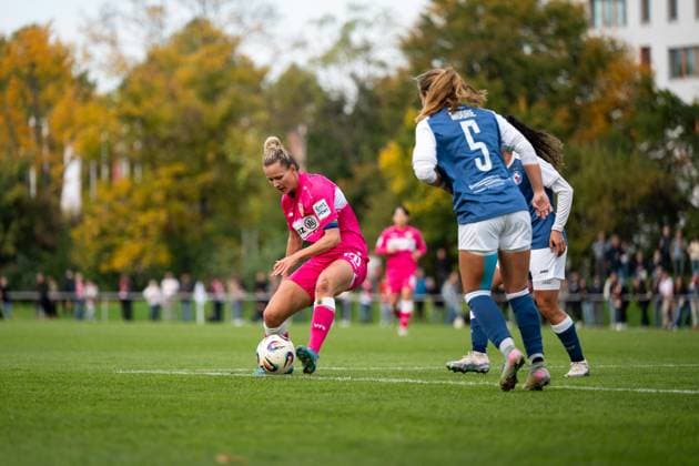 Jana Beuschlein (VfB Stuttgart, 20) am Ball, davor Elizabeth Cunningham Moore (Turbine Potsdam, 05), GER, VfB Stuttgart vs 1. FFC Turbine Potsdam, Fussball, Frauen, 2. Bundesliga, 8. Spieltag, Saison 2025 2026, 20.10.2025 GER, VfB Stuttgart vs 1. FFC Turbine Potsdam, Fussball, Frauen, 2. Bundesliga, 8. Spieltag, Saison 2025 2026, 20.10.2025 Bad Cannstatt