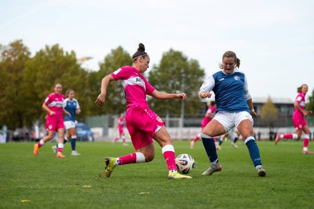Nicole Billa (VfB Stuttgart, 26) im Zweikampf mit Elizabeth Cunningham Moore (Turbine Potsdam, 05), GER, VfB Stuttgart vs 1. FFC Turbine Potsdam, Fussball, Frauen, 2. Bundesliga, 8. Spieltag, Saison 2025 2026, 20.10.2025 GER, VfB Stuttgart vs 1. FFC Turbine Potsdam, Fussball, Frauen, 2. Bundesliga, 8. Spieltag, Saison 2025 2026, 20.10.2025 Bad Cannstatt