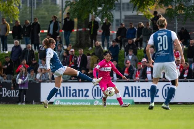 Yuka Hirano (VfB Stuttgart, 19) am Ball im Zweikampf, GER, VfB Stuttgart vs 1. FFC Turbine Potsdam, Fussball, Frauen, 2. Bundesliga, 8. Spieltag, Saison 2025 2026, 20.10.2025 GER, VfB Stuttgart vs 1. FFC Turbine Potsdam, Fussball, Frauen, 2. Bundesliga, 8. Spieltag, Saison 2025 2026, 20.10.2025 Bad Cannstatt