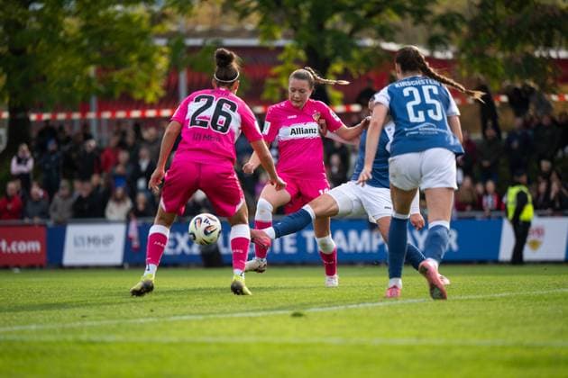 Leonie Kopp (VfB Stuttgart, 13) am Ball im Zweikampf, davor Nicole Billa (VfB Stuttgart, 26), Merle Luise Kirschstein (Turbine Potsdam, 25), GER, VfB Stuttgart vs 1. FFC Turbine Potsdam, Fussball, Frauen, 2. Bundesliga, 8. Spieltag, Saison 2025 2026, 20.10.2025 GER, VfB Stuttgart vs 1. FFC Turbine Potsdam, Fussball, Frauen, 2. Bundesliga, 8. Spieltag, Saison 2025 2026, 20.10.2025 Bad Cannstatt