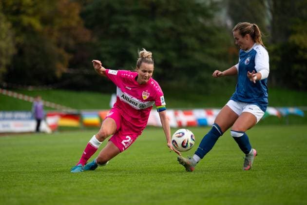 Jana Beuschlein (VfB Stuttgart, 20) am Ball im Zweikampf mit Elizabeth Cunningham Moore (Turbine Potsdam, 05), GER, VfB Stuttgart vs 1. FFC Turbine Potsdam, Fussball, Frauen, 2. Bundesliga, 8. Spieltag, Saison 2025 2026, 20.10.2025 GER, VfB Stuttgart vs 1. FFC Turbine Potsdam, Fussball, Frauen, 2. Bundesliga, 8. Spieltag, Saison 2025 2026, 20.10.2025 Bad Cannstatt