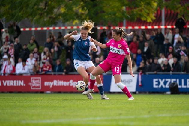 Leonie Kopp (VfB Stuttgart, 13) im Zweikampf mit Johanna Bobbe (Turbine Potsdam, 23), GER, VfB Stuttgart vs 1. FFC Turbine Potsdam, Fussball, Frauen, 2. Bundesliga, 8. Spieltag, Saison 2025 2026, 20.10.2025 GER, VfB Stuttgart vs 1. FFC Turbine Potsdam, Fussball, Frauen, 2. Bundesliga, 8. Spieltag, Saison 2025 2026, 20.10.2025 Bad Cannstatt