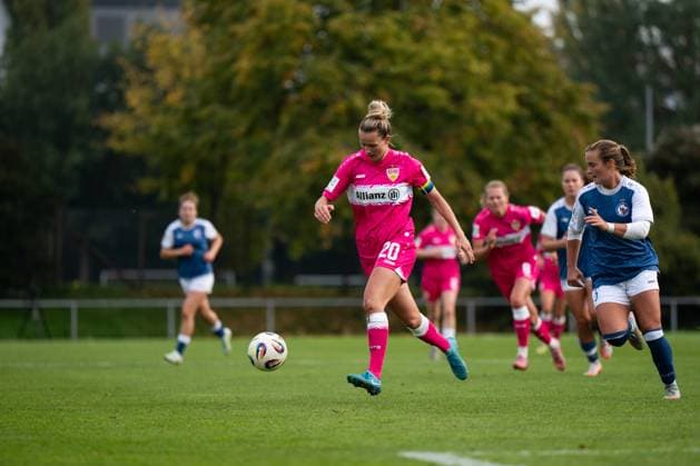 Jana Beuschlein (VfB Stuttgart, 20) am Ball, GER, VfB Stuttgart vs 1. FFC Turbine Potsdam, Fussball, Frauen, 2. Bundesliga, 8. Spieltag, Saison 2025 2026, 20.10.2025 GER, VfB Stuttgart vs 1. FFC Turbine Potsdam, Fussball, Frauen, 2. Bundesliga, 8. Spieltag, Saison 2025 2026, 20.10.2025 Bad Cannstatt