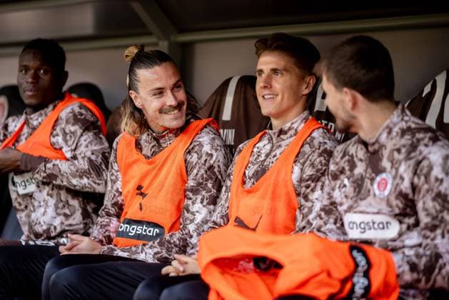 Hamburg, 19. Oktober 2025 - Fußball, 1. Bundesliga 2025 26, FC St. Pauli - TSG 1899 Hoffenheim: Jackson Irvine (FC St. Pauli, 7), Erik Ahlstrand (FC St. Pauli, 20), Connor Metcalfe (FC St. Pauli, 24) DFL REGULATIONS PROHIBIT ANY USE OF PHOTOGRAPHS AS IMAGE SEQUENCES AND OR QUASI-VIDEO.