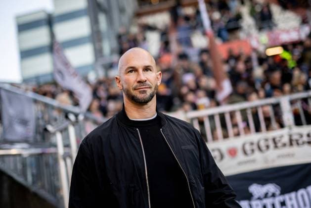Hamburg, 19. Oktober 2025 - Fußball, 1. Bundesliga 2025 26, FC St. Pauli - TSG 1899 Hoffenheim: Christian Ilzer (TSG 1899 Hoffenheim, Trainer) DFL REGULATIONS PROHIBIT ANY USE OF PHOTOGRAPHS AS IMAGE SEQUENCES AND OR QUASI-VIDEO.