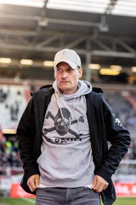 Hamburg, 19. Oktober 2025 - Fußball, 1. Bundesliga 2025 26, FC St. Pauli - TSG 1899 Hoffenheim: Alexander Blessin (FC St. Pauli, Trainer) DFL REGULATIONS PROHIBIT ANY USE OF PHOTOGRAPHS AS IMAGE SEQUENCES AND OR QUASI-VIDEO.
