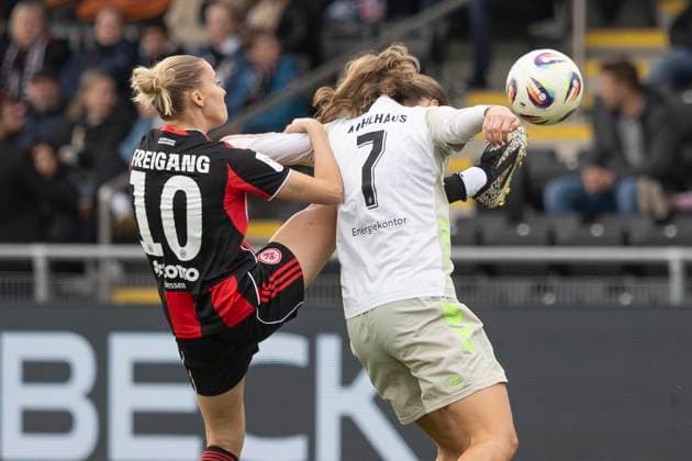 Google Pixel Frauen Budnesliga: Eintracht Franfurt - SV Werder Bremen, 19.10.2025 Laura Freigang (Eintracht Frankfurt 10) & Larissa Mühlhaus (SV Werder Bremen 7) im Zweikampf um den Ball, Eintracht Franfurt - SV Werder Bremen, Frankfurt, Stadion am Brentanobad, 19.10.2025 Copyright: xBEAUTIFULxSPORTS Gawlikx