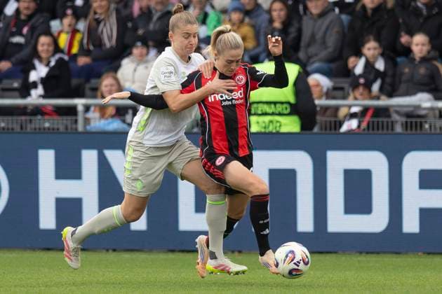 Google Pixel Frauen Budnesliga: Eintracht Franfurt - SV Werder Bremen, 19.10.2025 Michelle Ulbrich (SV Werder Bremen 5) & Rebecka Blomqvist (Eintracht Frankfurt 28) im Zweikampf um den Ball, Eintracht Franfurt - SV Werder Bremen, Frankfurt, Stadion am Brentanobad, 19.10.2025 Copyright: xBEAUTIFULxSPORTS Gawlikx